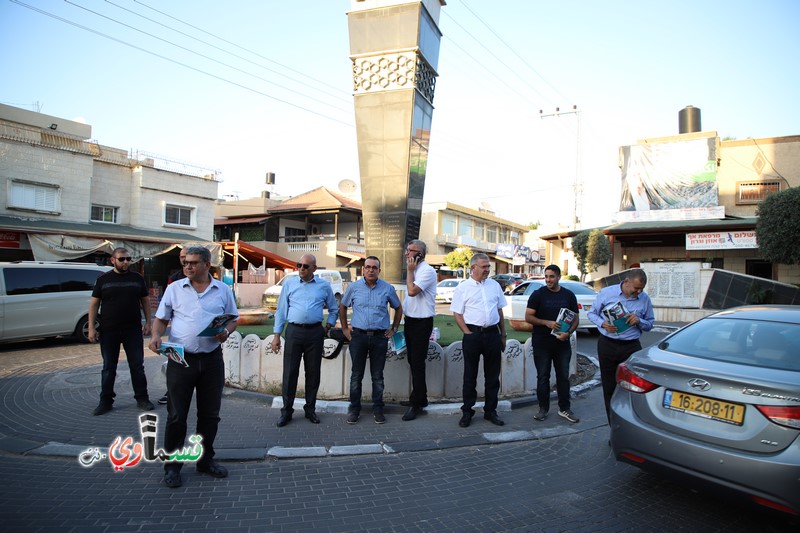 فيديو: وسط إقبال كبير .. الاستاذ وليد طه والاستاذ عادل عامر وكوادرهم داخل القائمة المشتركة يوزعون نشرتها الأولى ودعوة لمهرجان السبت